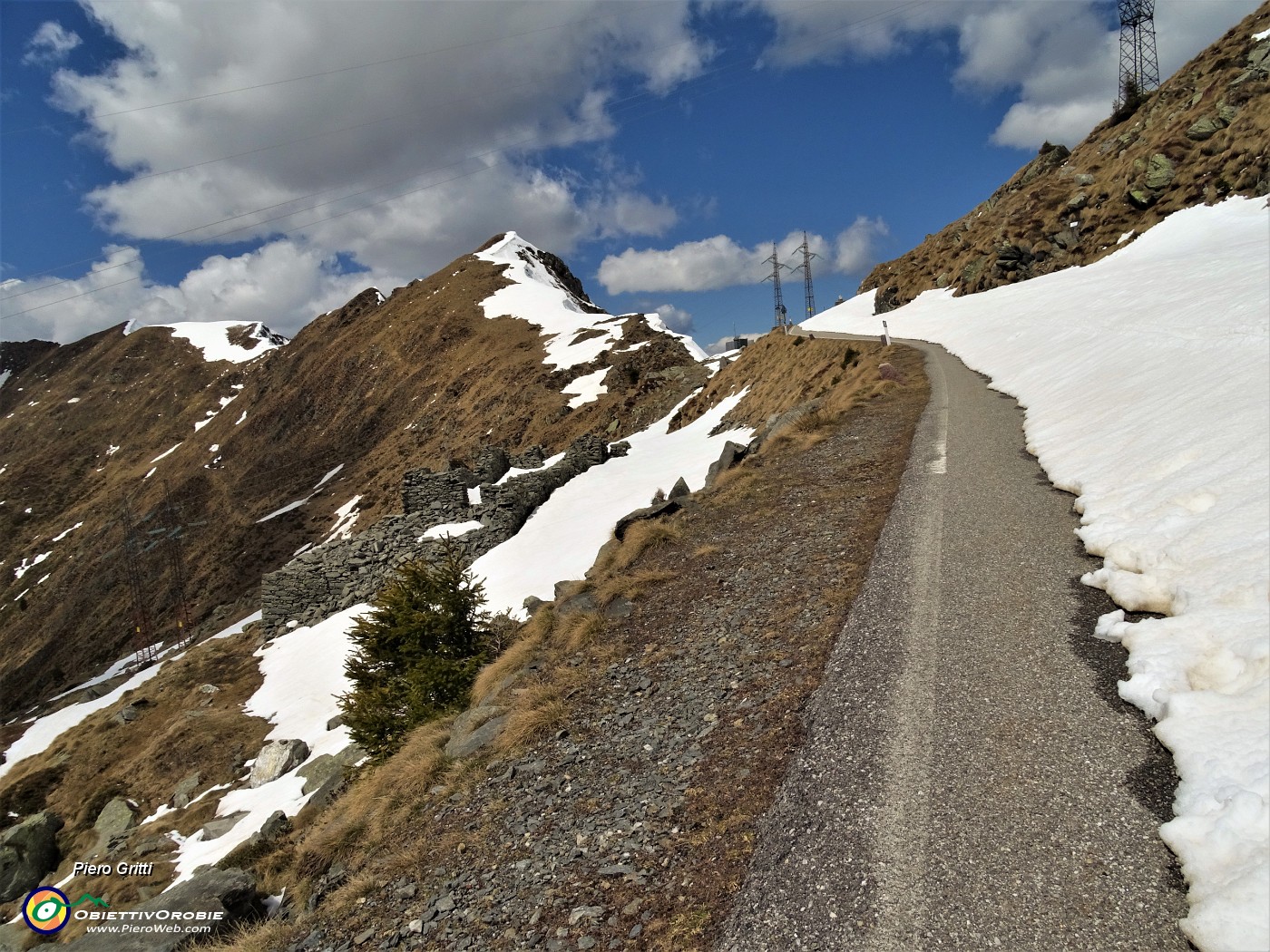 58 Salito al Passo da Ca' S. Marco sulla Via Priula ora scendo dalla strada in parte innevata .JPG